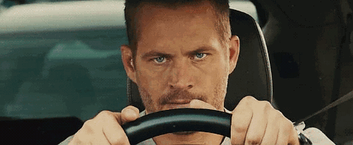 那个有着深蓝眼眸,淡定玩弄方向盘,穿白帆布鞋踩刹车的布莱恩奥康纳