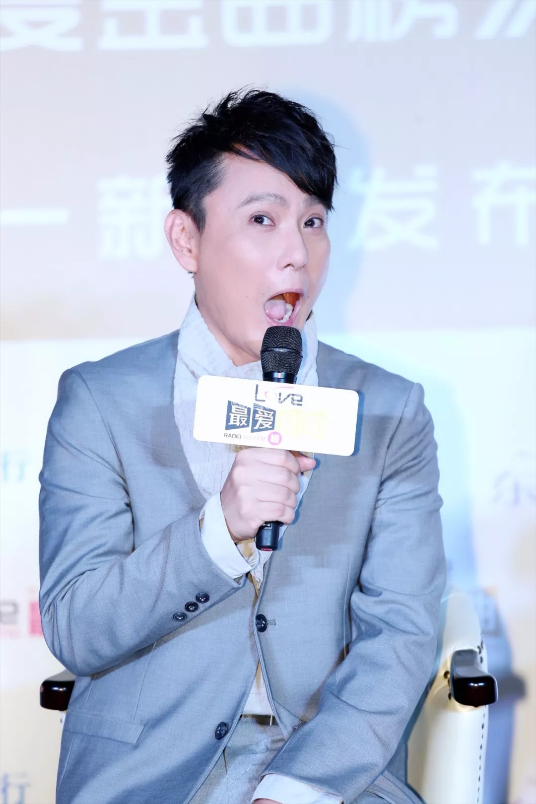 张信哲是"情歌王子,也是"行走的表情包!