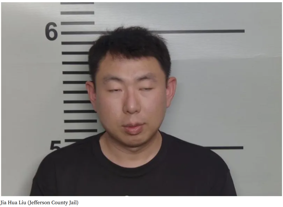 恶劣! 加拿大华人男子诈骗老人$40万登机逃跑时被抓搜出巨额现金铺满桌面!本地热闻_蒙特利尔垂直频道_蒙城汇- www.mengchenghui.com